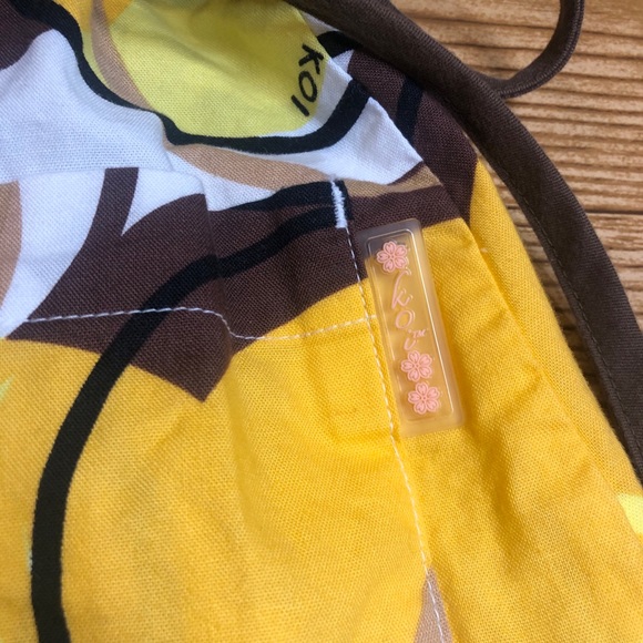 Small Koi mock wrap scrub yellow brown - Picture 6 of 6